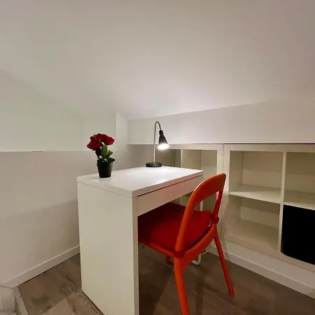 Confort Red And White - Parking Apartment