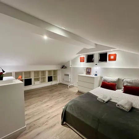 Confort Red And White - Parking Apartment